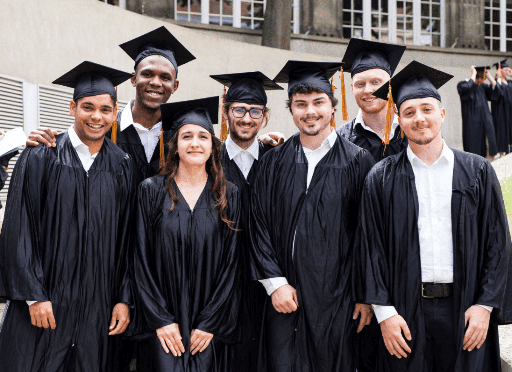 photo de sevenirs lors de Cérémonie remise des diplomes, toges universitaire et chapeaux