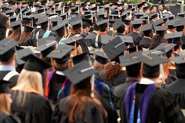 Cérémonie remise des diplomes, toges universitaire et chapeaux